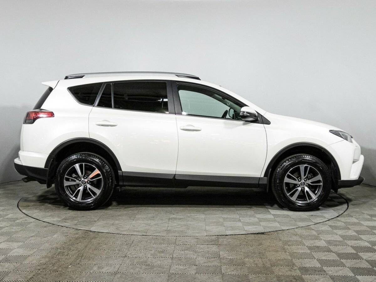 Toyota RAV4 с пробегом — 2017 год. Фото: #3