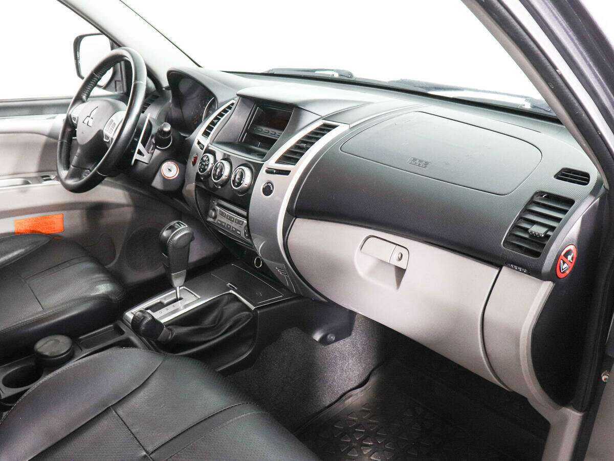 Mitsubishi Pajero Sport с пробегом — 2012 год. Фото: #9