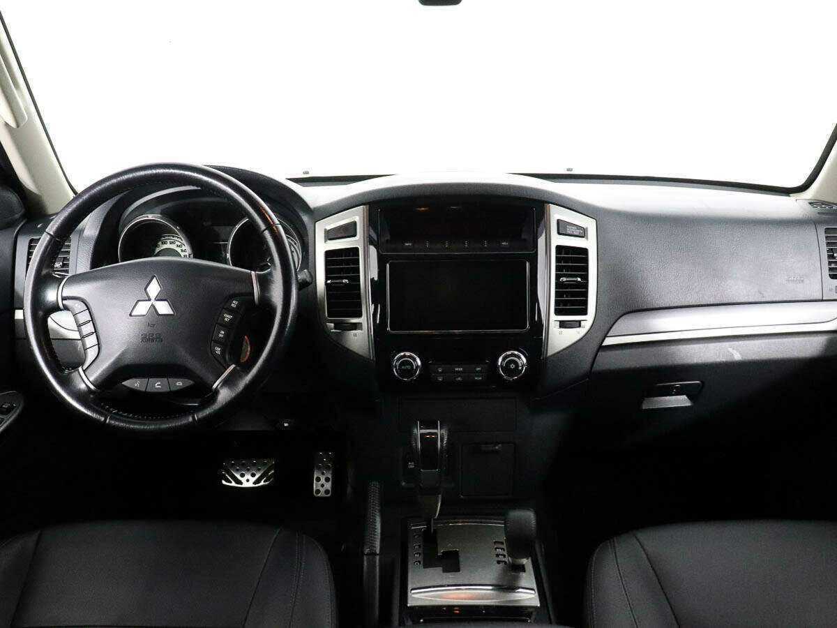 Mitsubishi Pajero с пробегом — 2015 год. Фото: #7