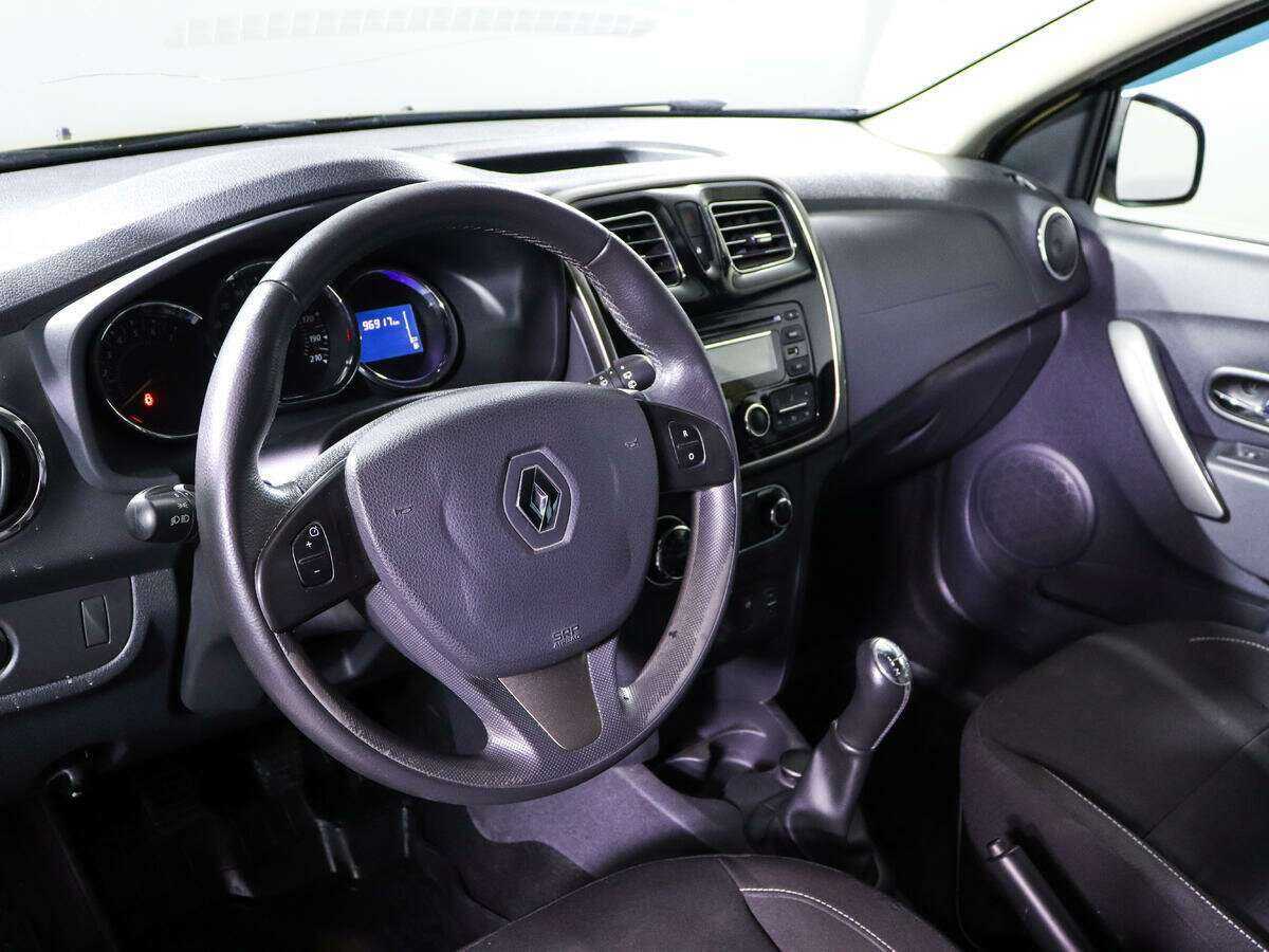 Renault Sandero с пробегом — 2016 год. Фото: #11