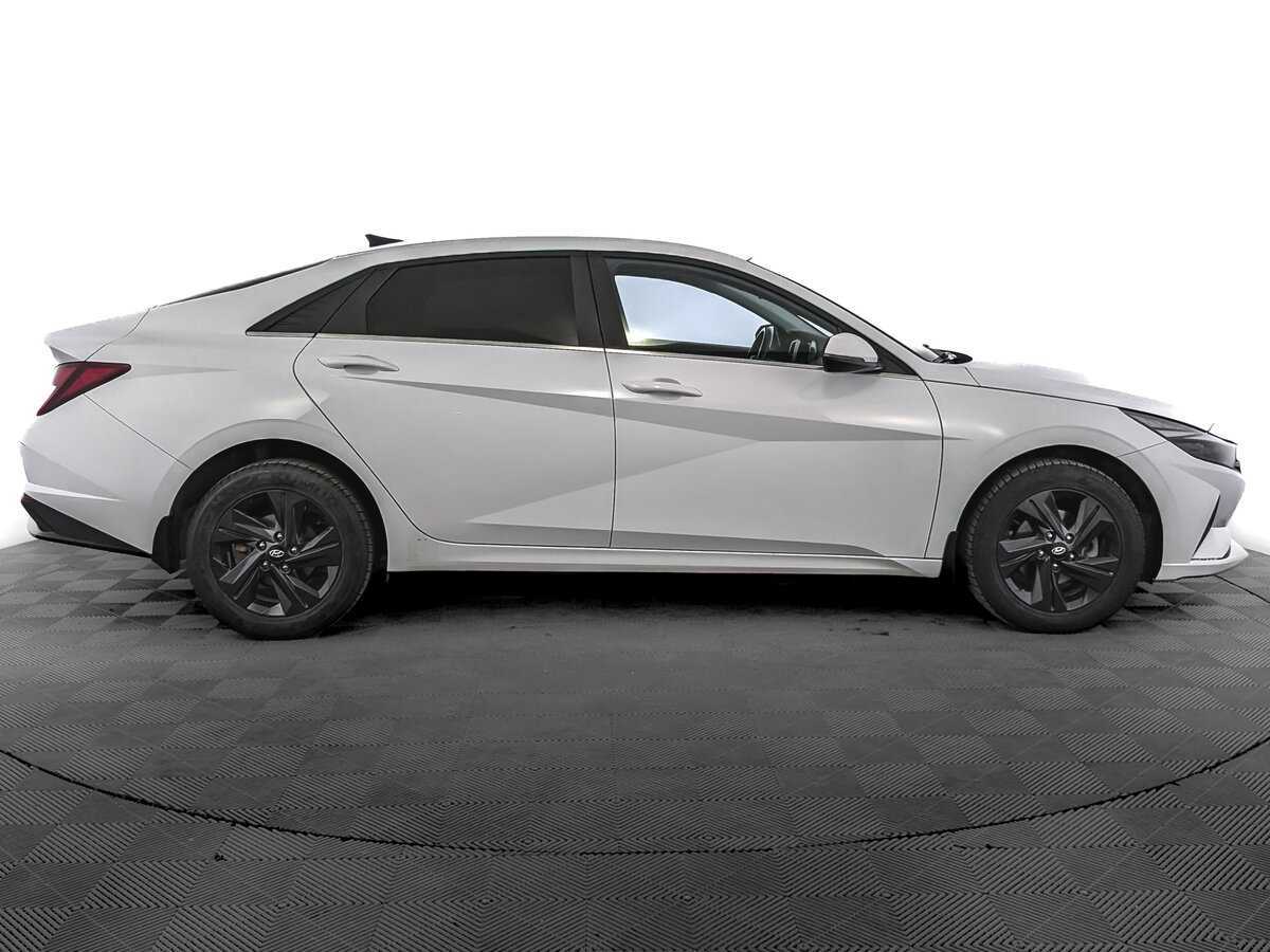Hyundai Elantra с пробегом — 2021 год. Фото: #3