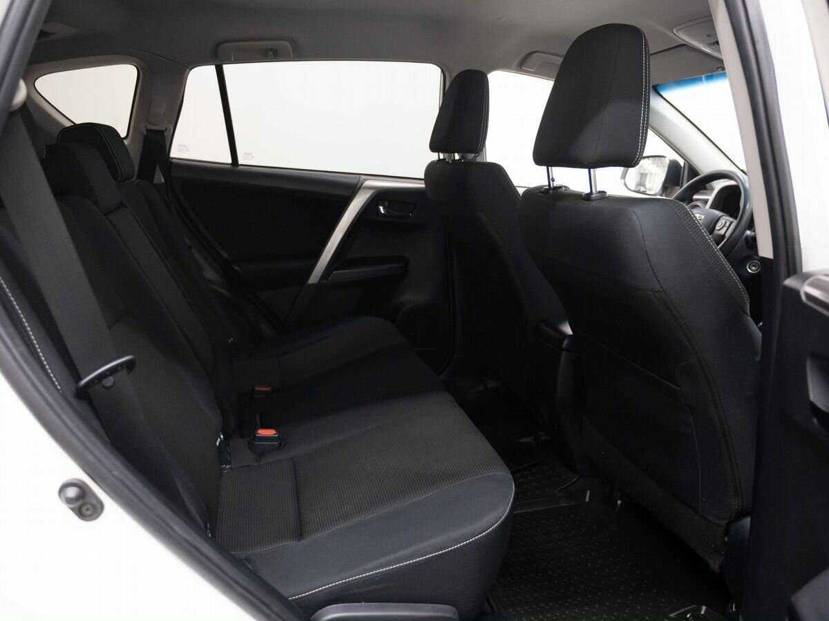 Toyota RAV4 с пробегом — 2017 год. Фото: #12