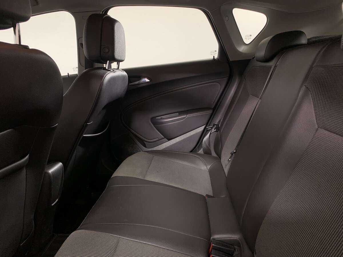 Opel Astra с пробегом — 2012 год. Фото: #15