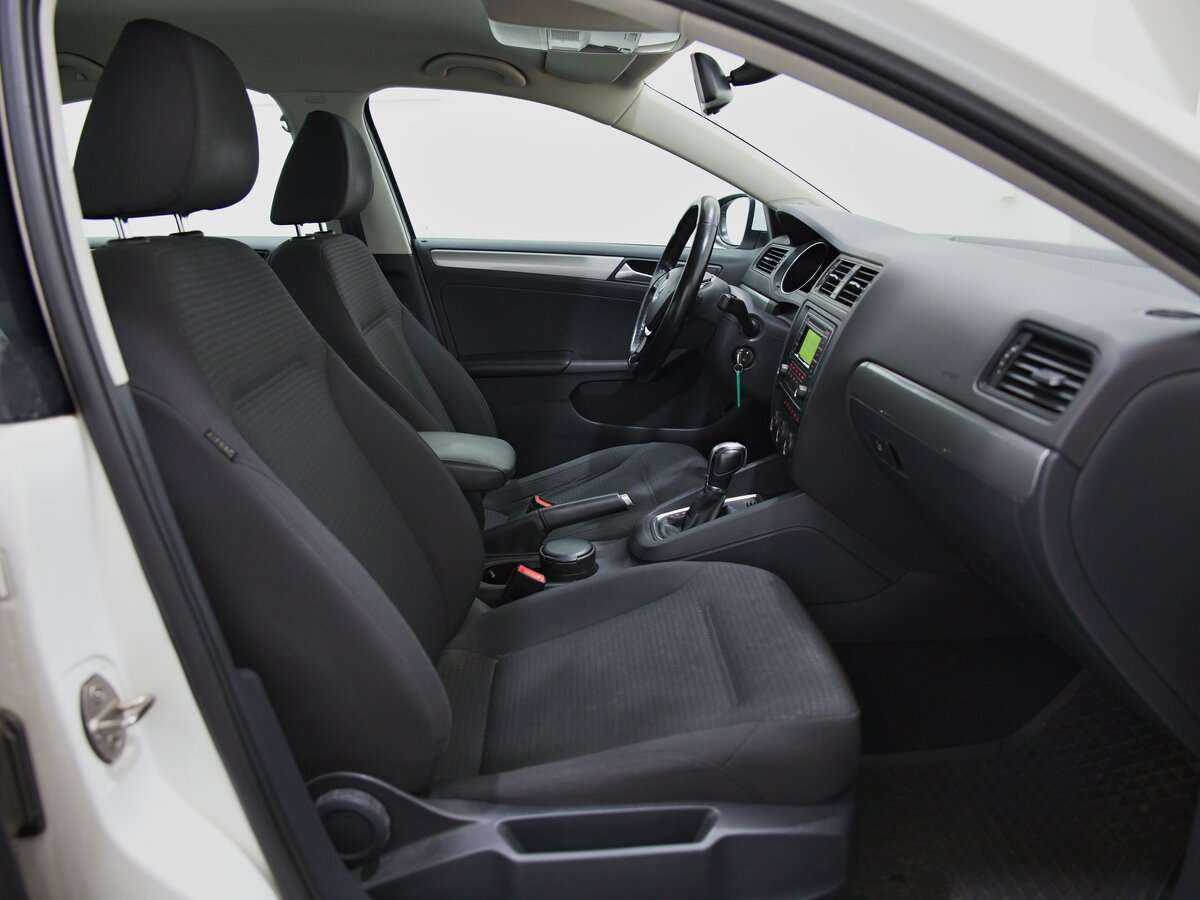 Volkswagen Jetta с пробегом — 2015 год. Фото: #4