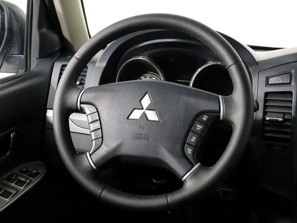 Mitsubishi Pajero с пробегом — 2014 год. Фото: #11