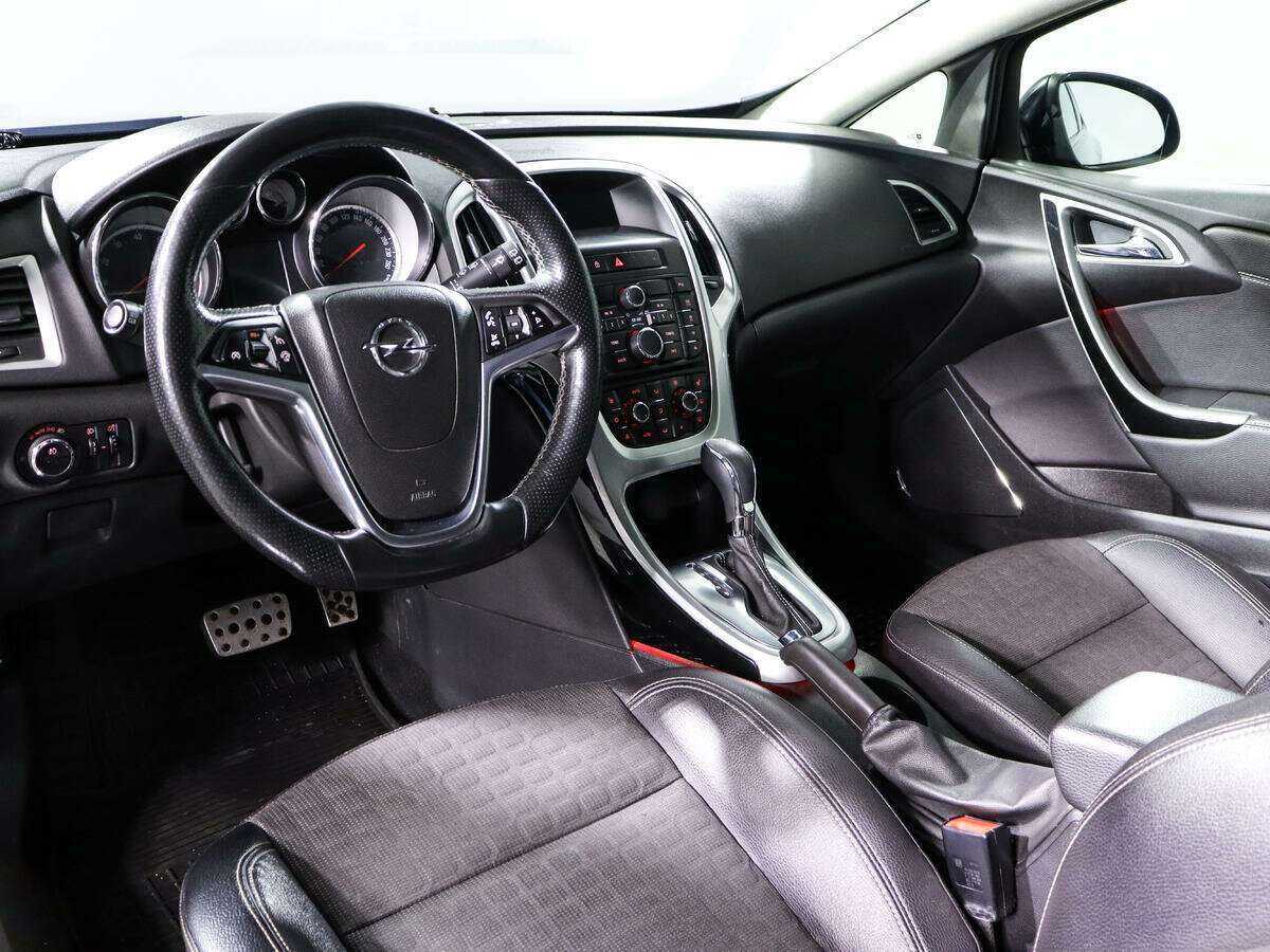 Opel Astra с пробегом — 2013 год. Фото: #13