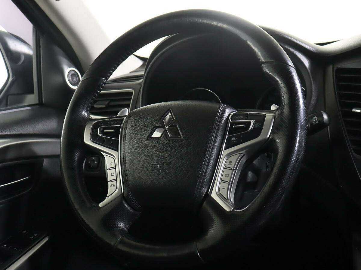 Mitsubishi Pajero Sport с пробегом — 2017 год. Фото: #13