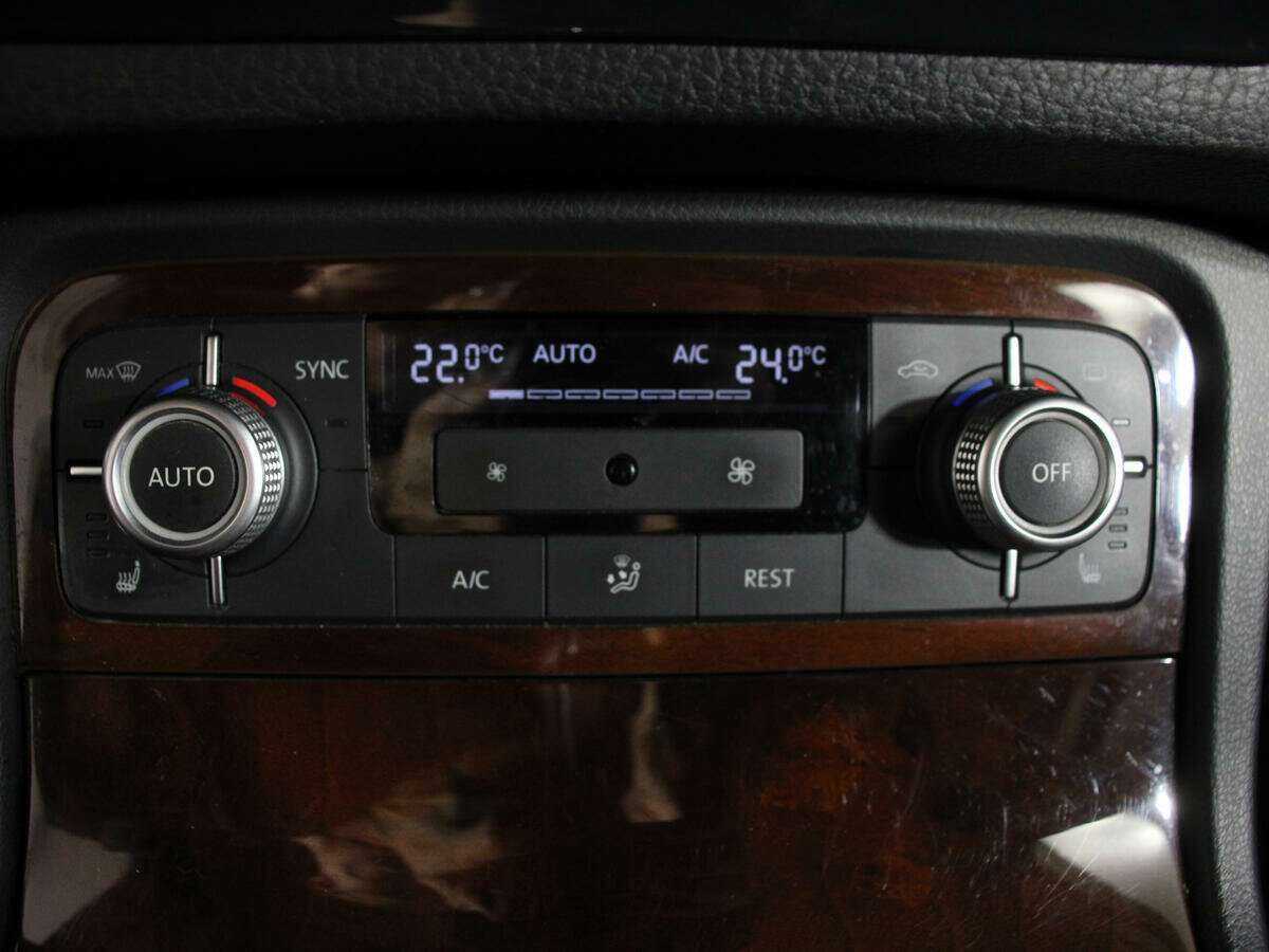 Volkswagen Touareg с пробегом — 2015 год. Фото: #24