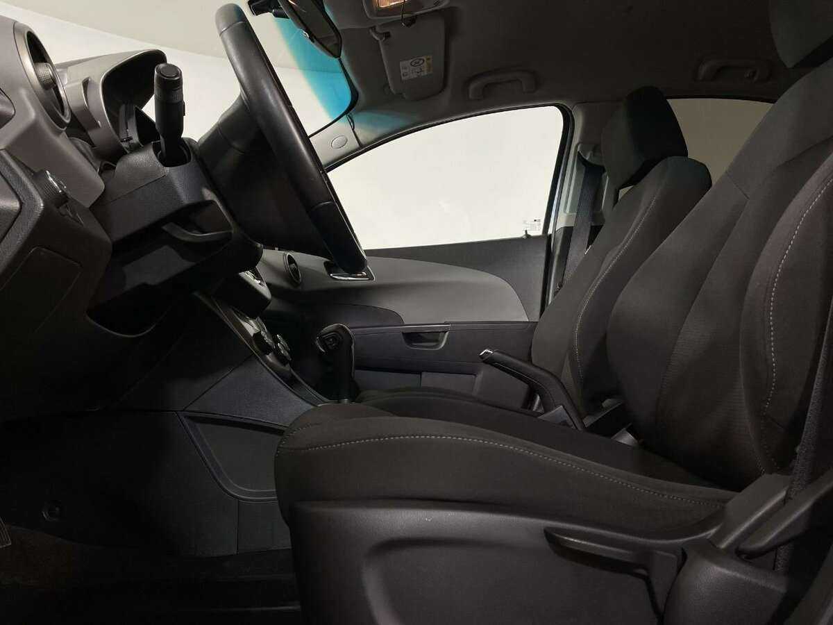 Chevrolet Aveo с пробегом — 2015 год. Фото: #7