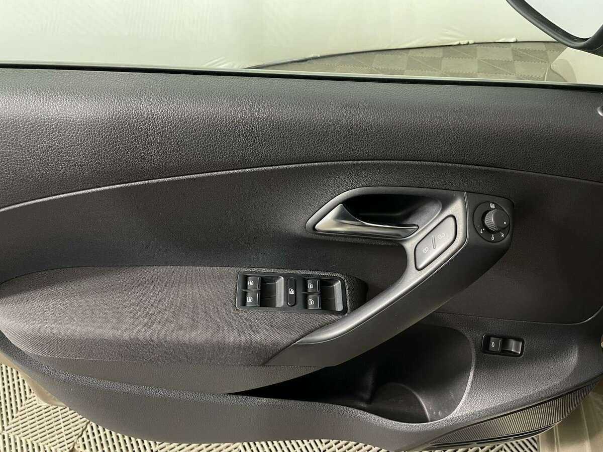 Volkswagen Polo с пробегом — 2015 год. Фото: #6