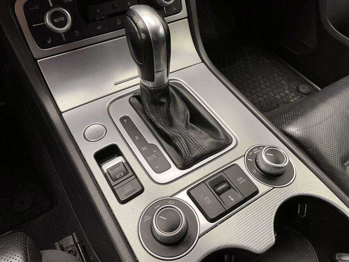 Volkswagen Touareg с пробегом — 2015 год. Фото: #18