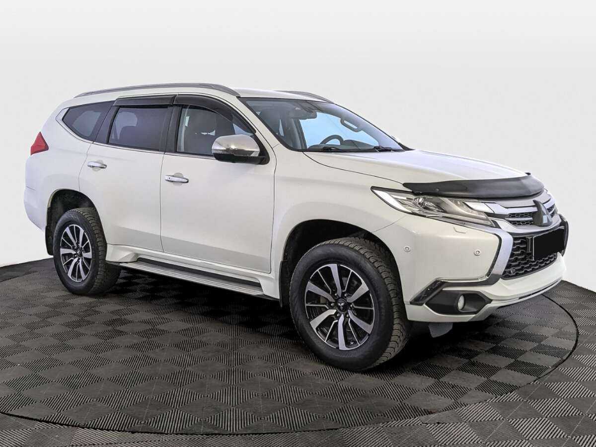 Mitsubishi Pajero Sport с пробегом — 2017 год. Фото: #2