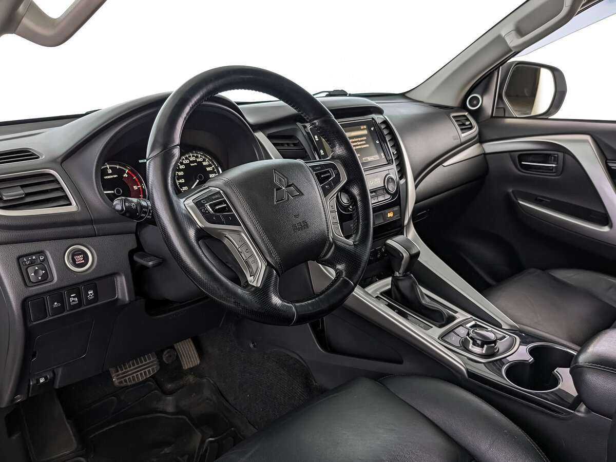 Mitsubishi Pajero Sport с пробегом — 2017 год. Фото: #10