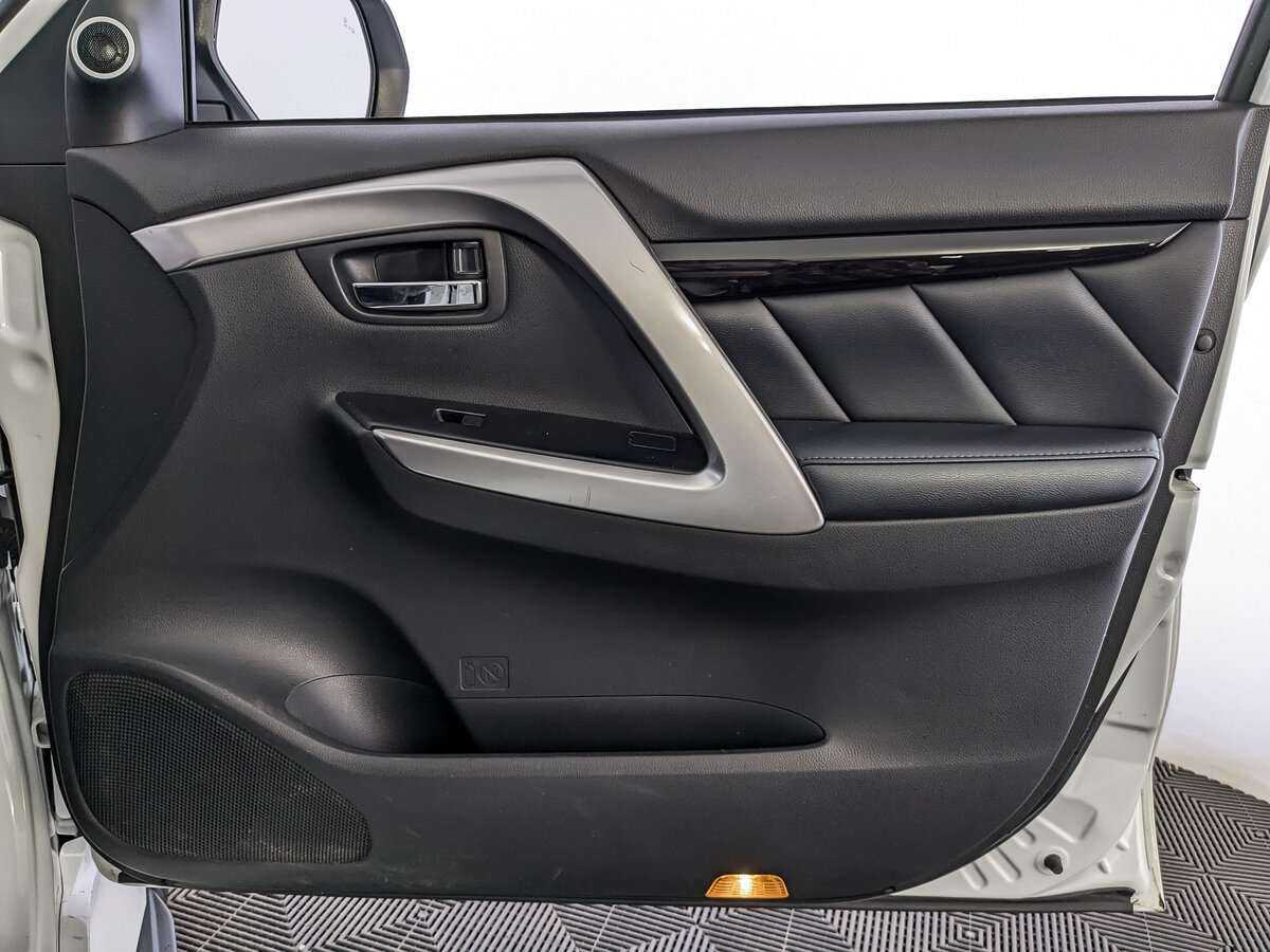 Mitsubishi Pajero Sport с пробегом — 2017 год. Фото: #20