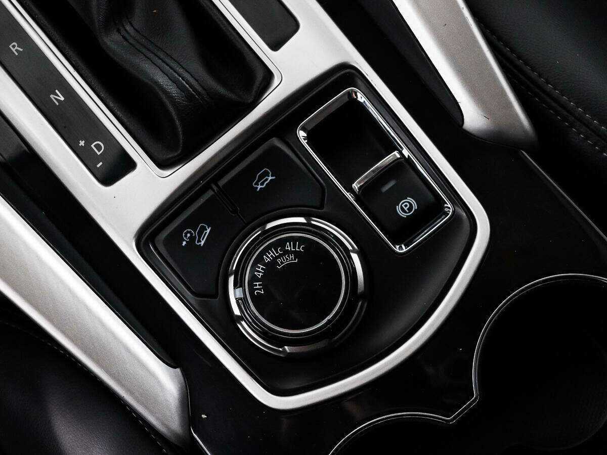 Mitsubishi Pajero Sport с пробегом — 2016 год. Фото: #9