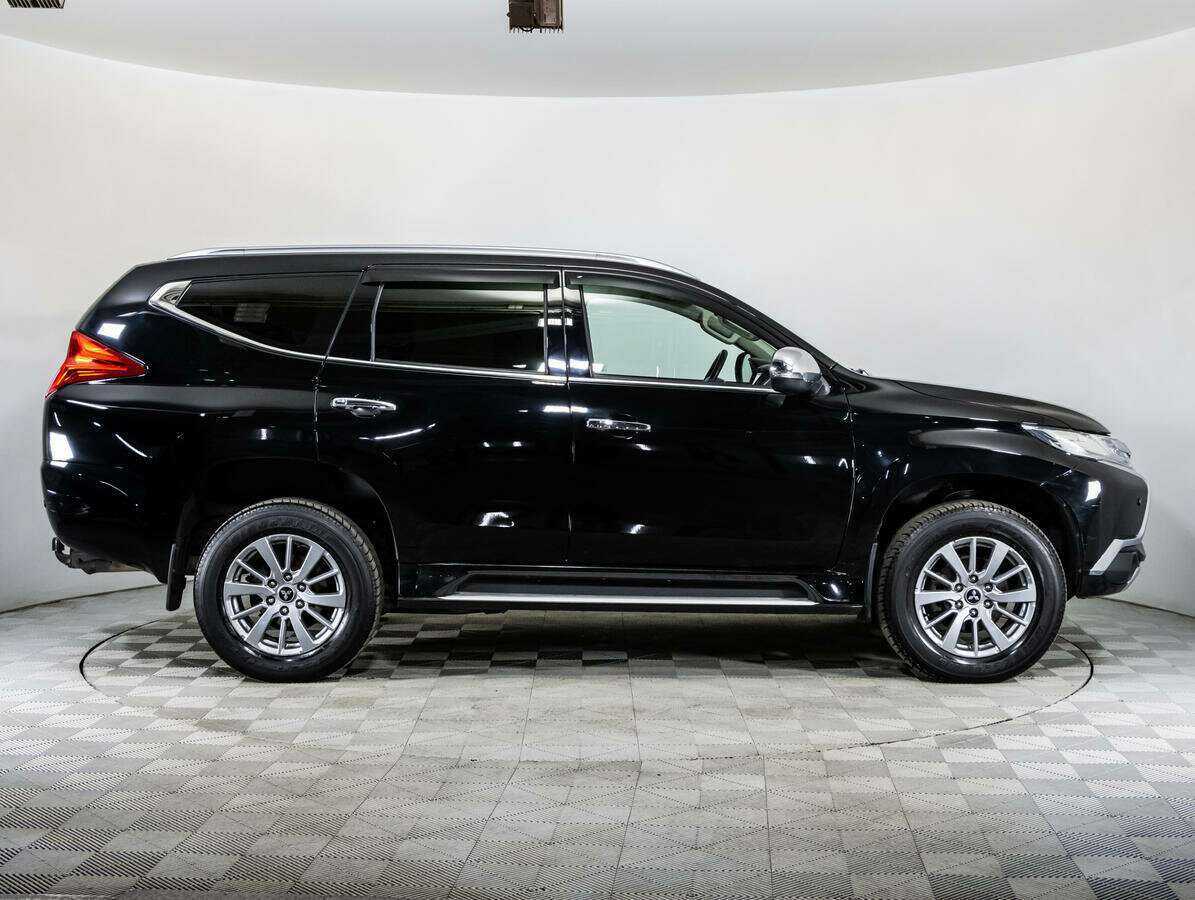 Mitsubishi Pajero Sport с пробегом — 2017 год. Фото: #3