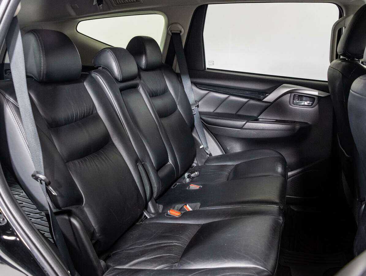 Mitsubishi Pajero Sport с пробегом — 2017 год. Фото: #12