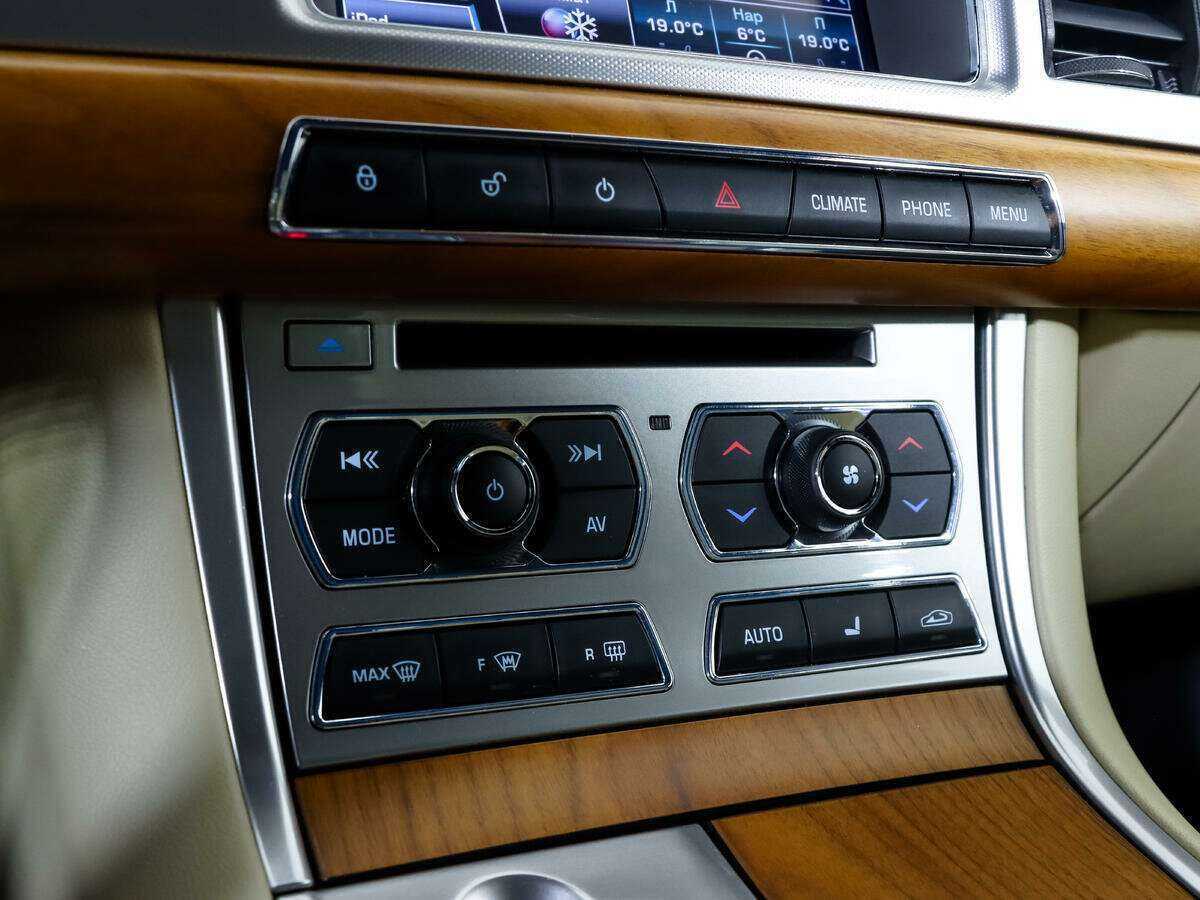 Jaguar XF с пробегом — 2013 год. Фото: #13