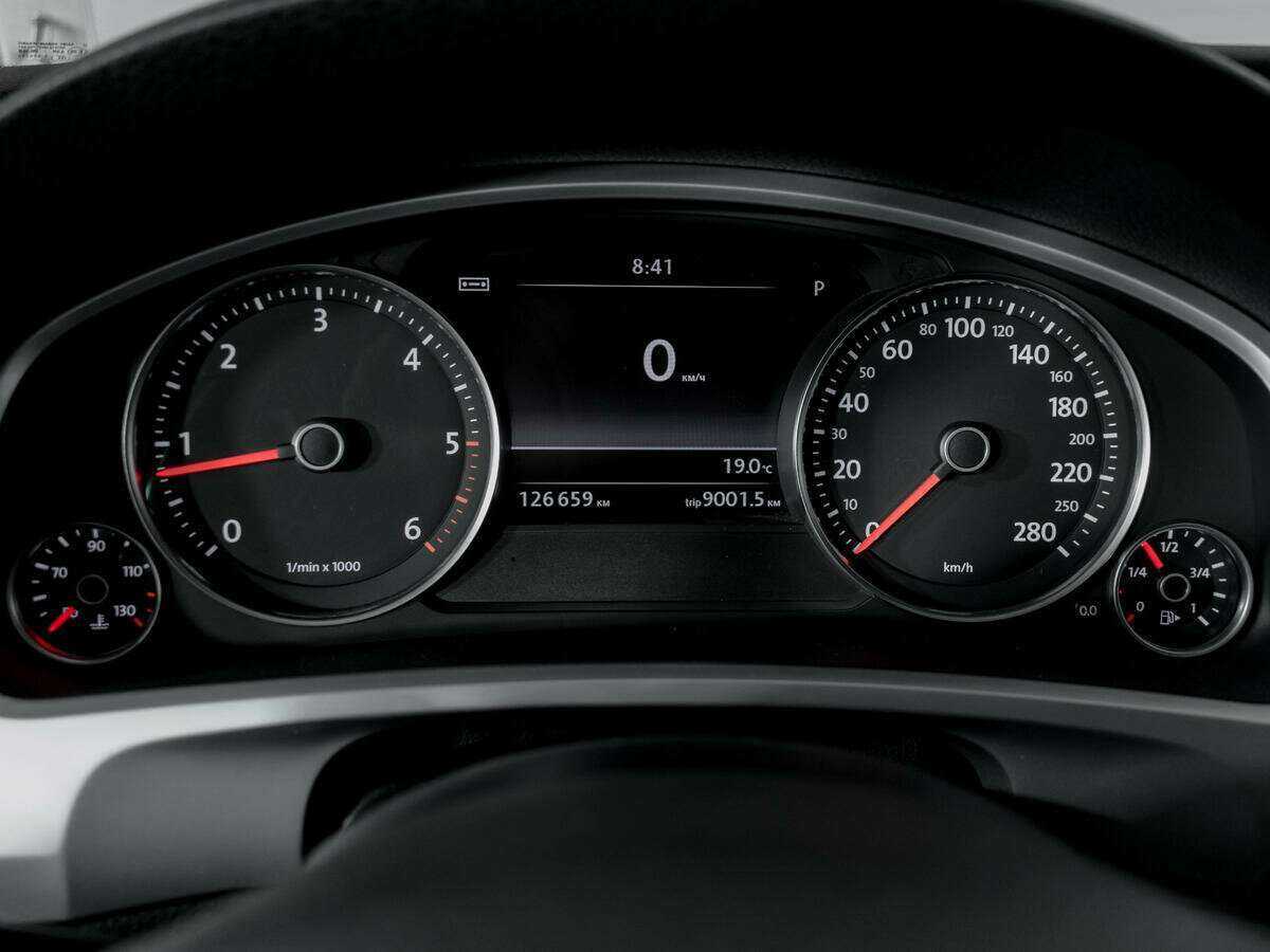 Volkswagen Touareg с пробегом — 2012 год. Фото: #10