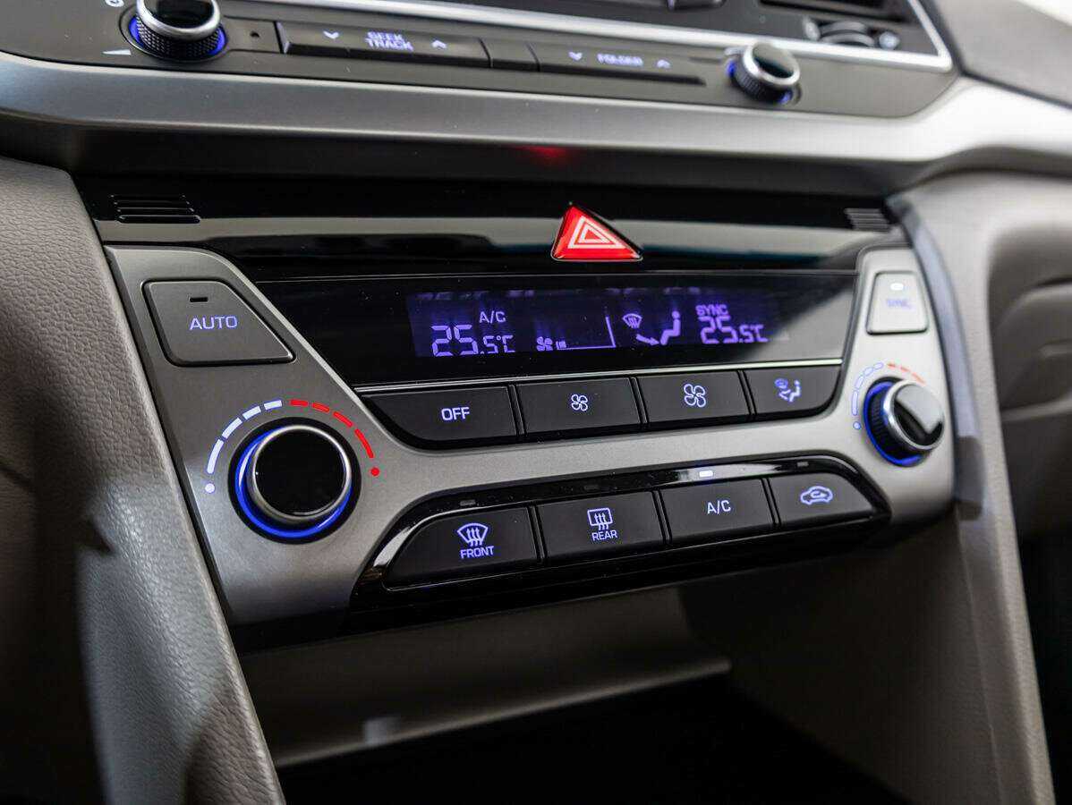 Hyundai Elantra с пробегом — 2018 год. Фото: #13