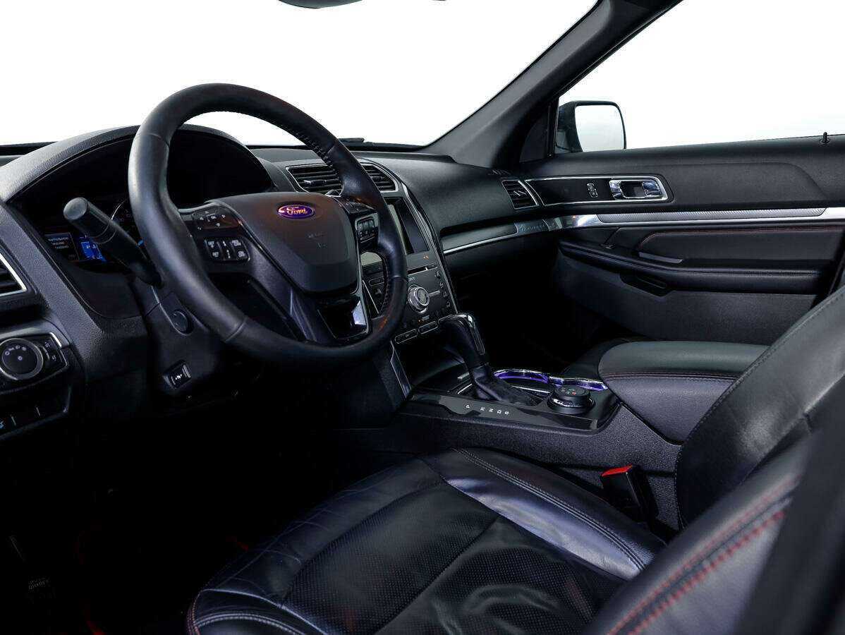 Ford Explorer с пробегом — 2015 год. Фото: #10