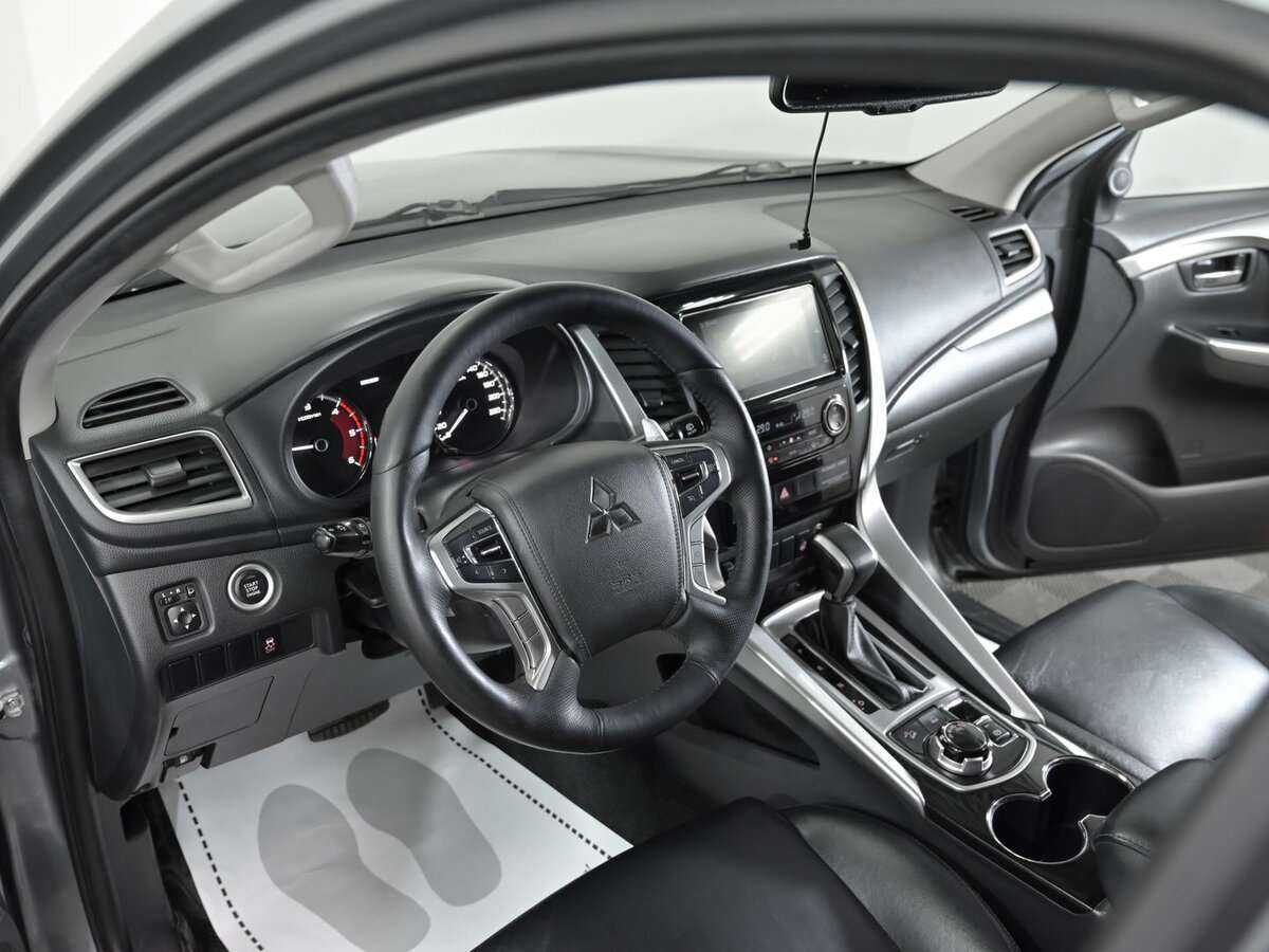 Mitsubishi Pajero Sport с пробегом — 2017 год. Фото: #7