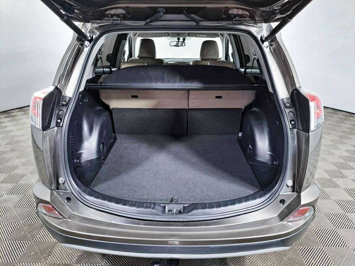 Toyota RAV4 с пробегом — 2019 год. Фото: #8