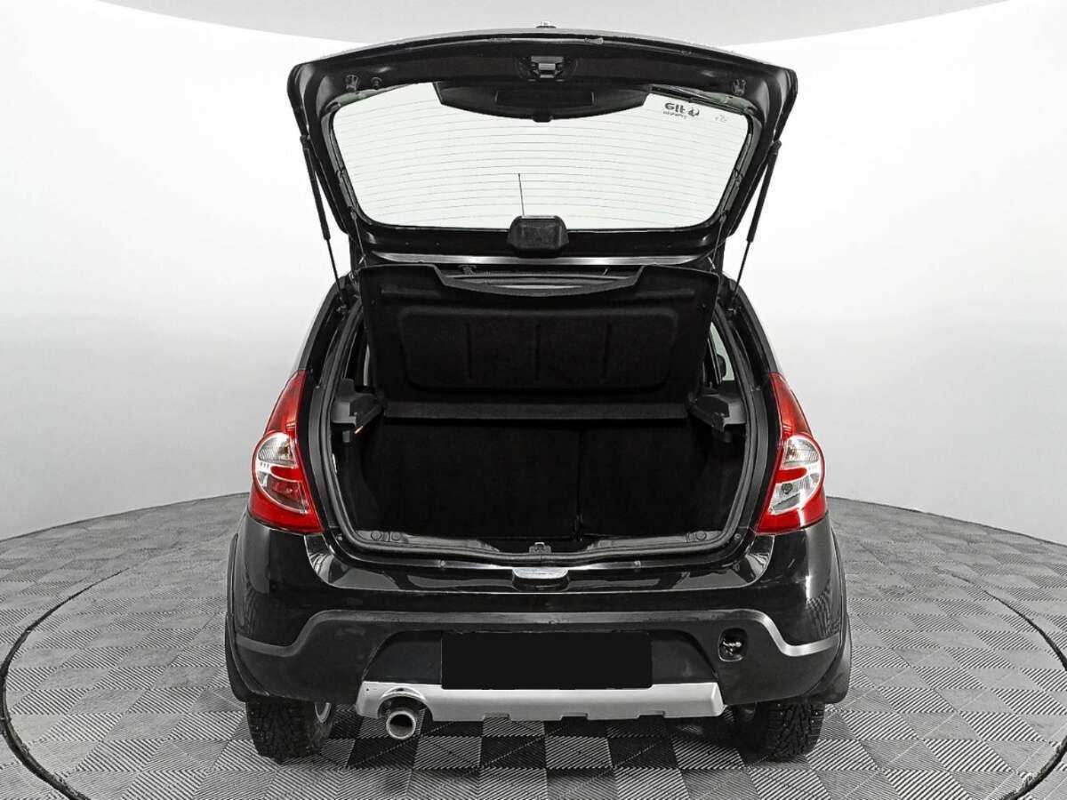 Renault Sandero с пробегом — 2013 год. Фото: #9