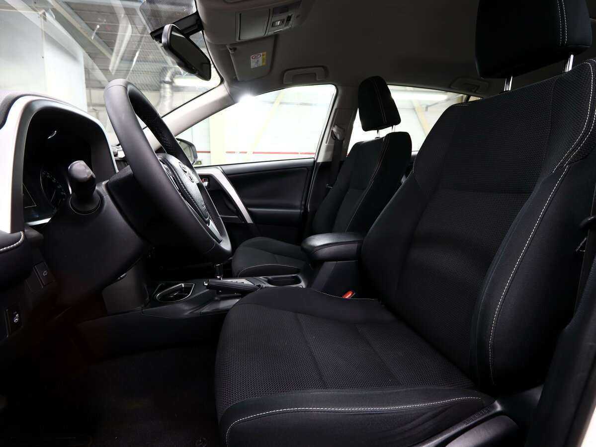 Toyota RAV4 с пробегом — 2017 год. Фото: #7