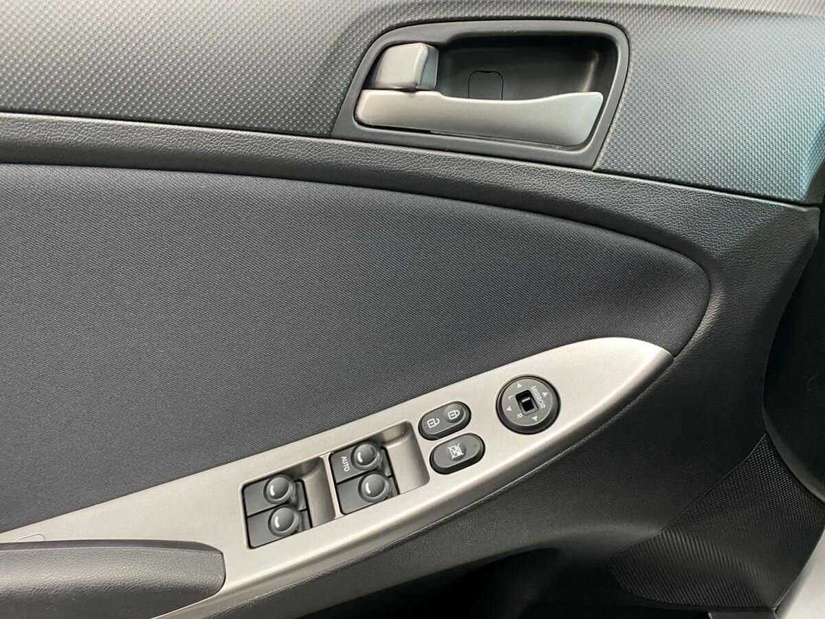 Hyundai Solaris с пробегом — 2015 год. Фото: #15