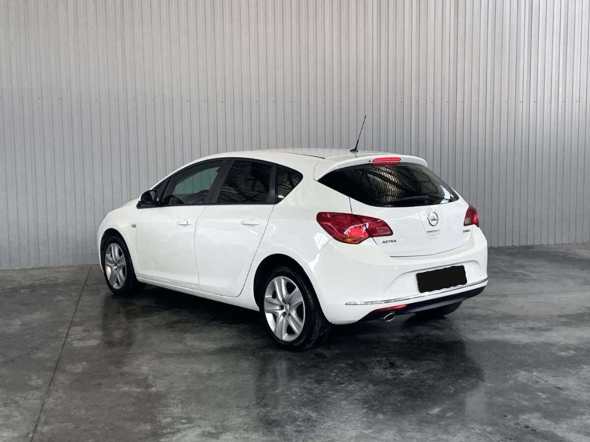 Opel Astra с пробегом — 2012 год. Фото: #6