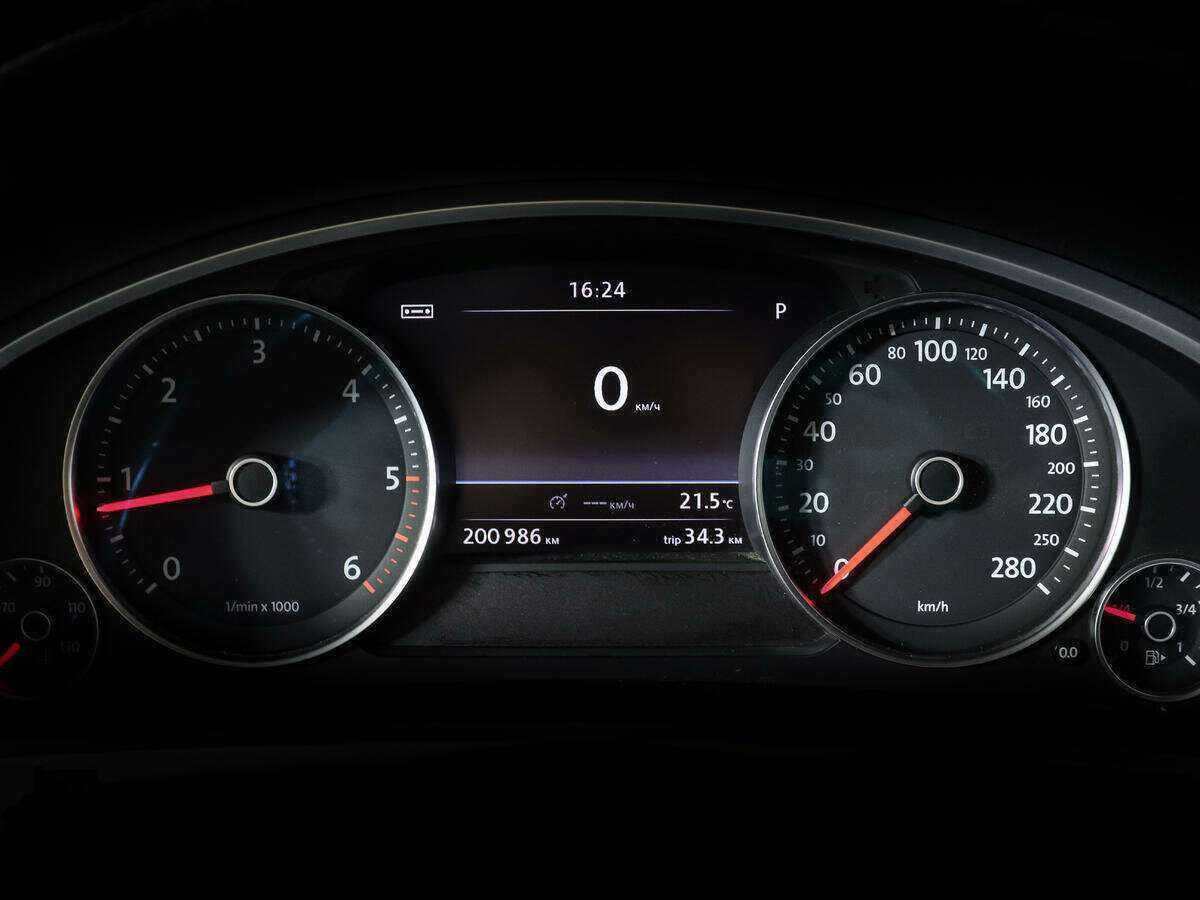 Volkswagen Touareg с пробегом — 2012 год. Фото: #10