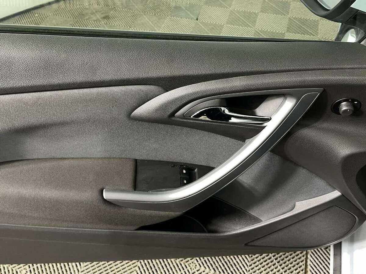 Opel Astra с пробегом — 2013 год. Фото: #7