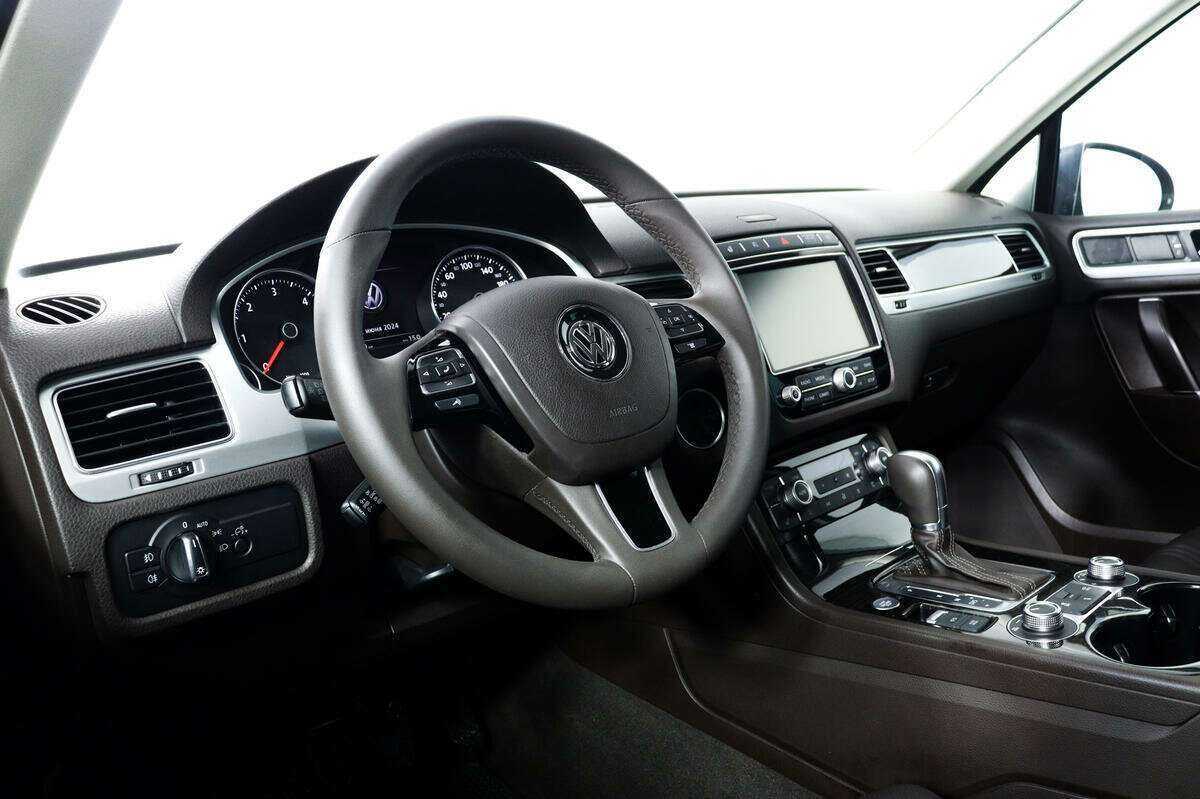 Volkswagen Touareg с пробегом — 2015 год. Фото: #12