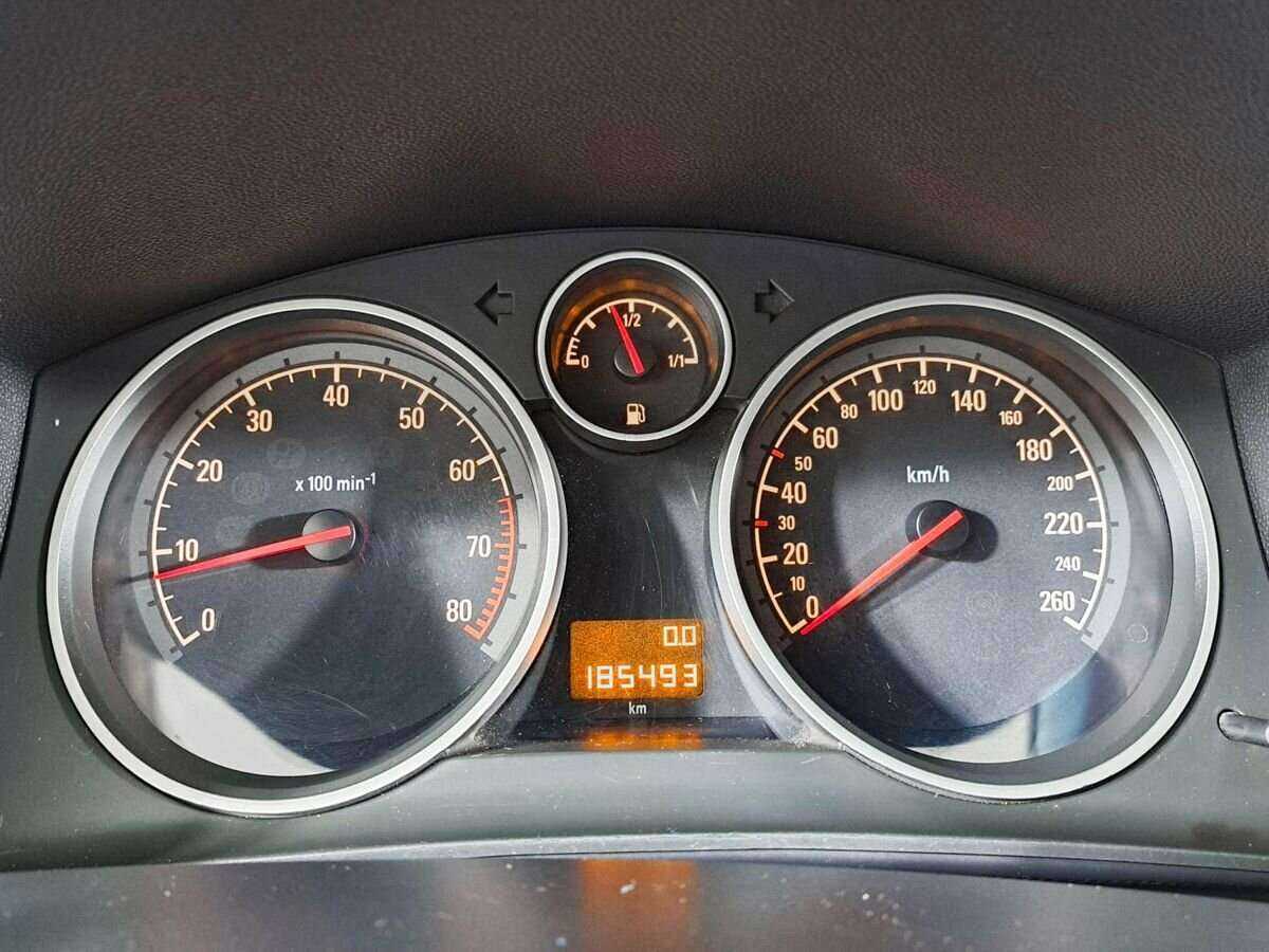 Opel Astra с пробегом — 2013 год. Фото: #11