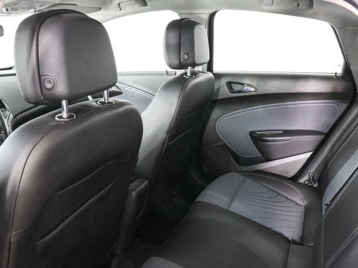 Opel Astra с пробегом — 2013 год. Фото: #11