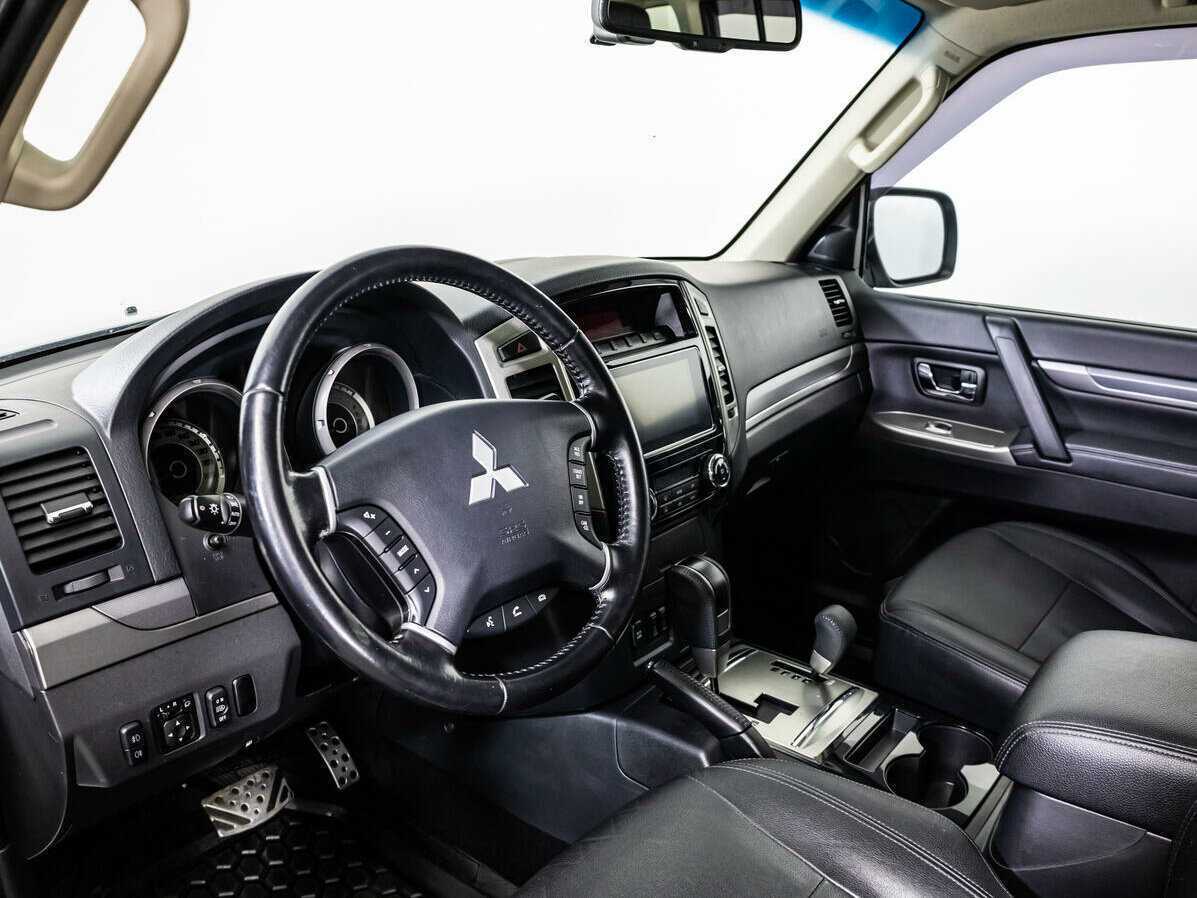 Mitsubishi Pajero с пробегом — 2017 год. Фото: #10