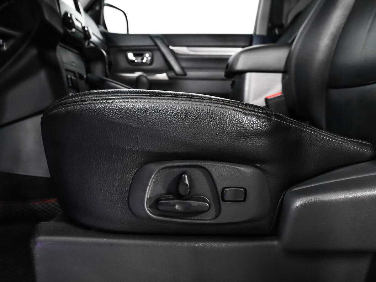 Mitsubishi Pajero с пробегом — 2015 год. Фото: #9