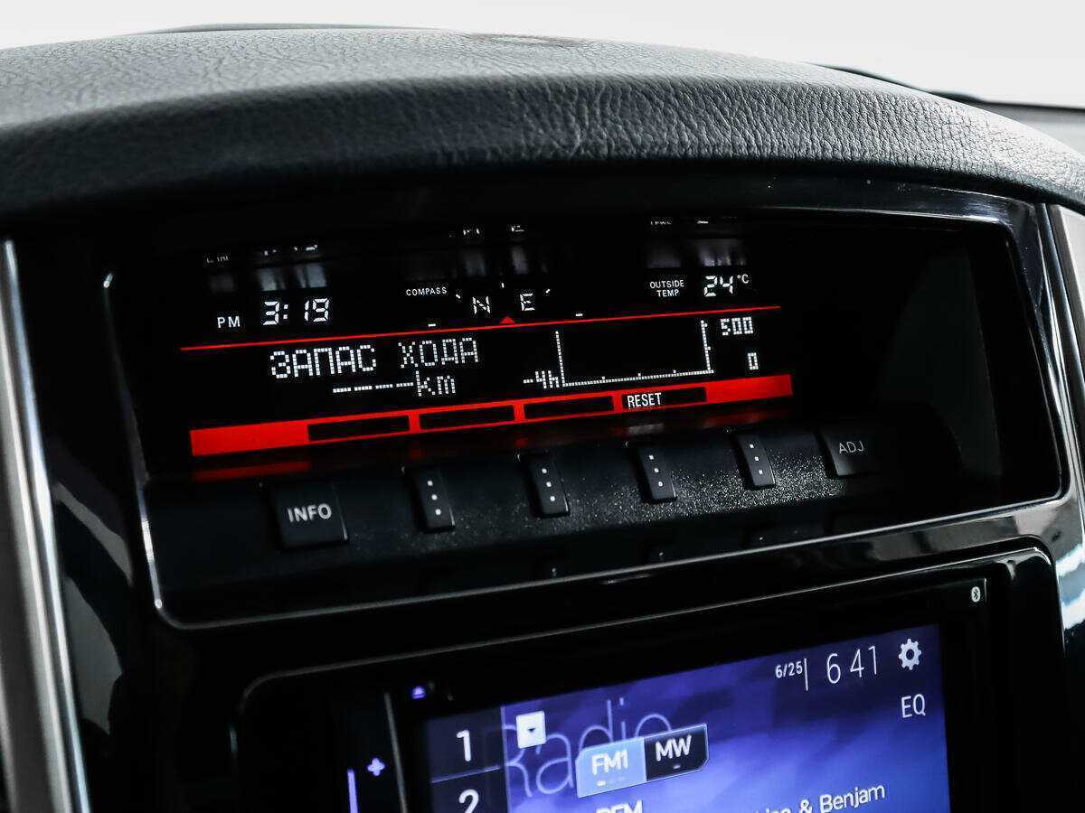 Mitsubishi Pajero с пробегом — 2015 год. Фото: #14