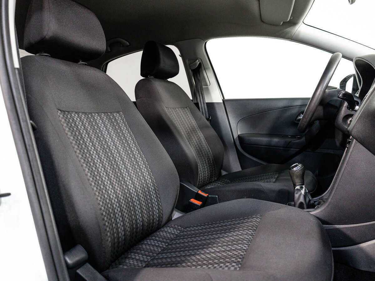 Volkswagen Polo с пробегом — 2015 год. Фото: #10