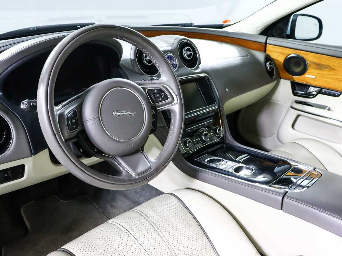 Jaguar XJ с пробегом — 2012 год. Фото: #11