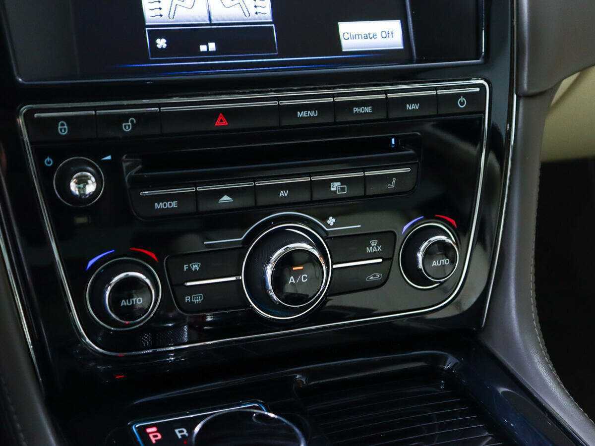 Jaguar XJ с пробегом — 2012 год. Фото: #21