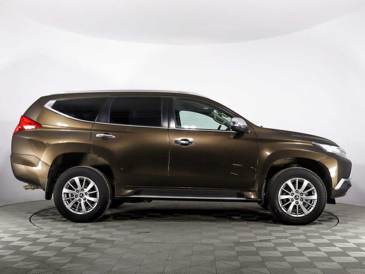 Mitsubishi Pajero Sport с пробегом — 2017 год. Фото: #3