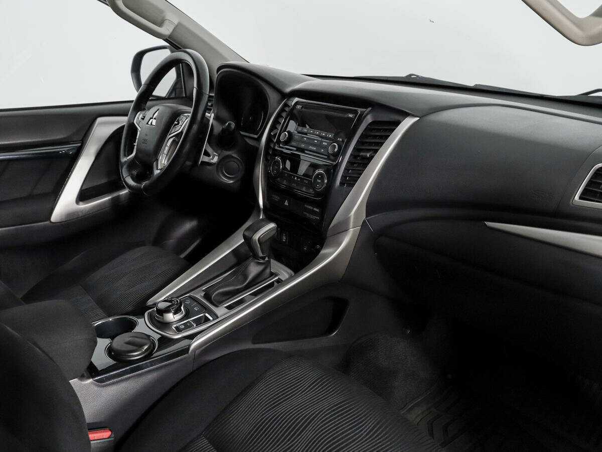 Mitsubishi Pajero Sport с пробегом — 2017 год. Фото: #12