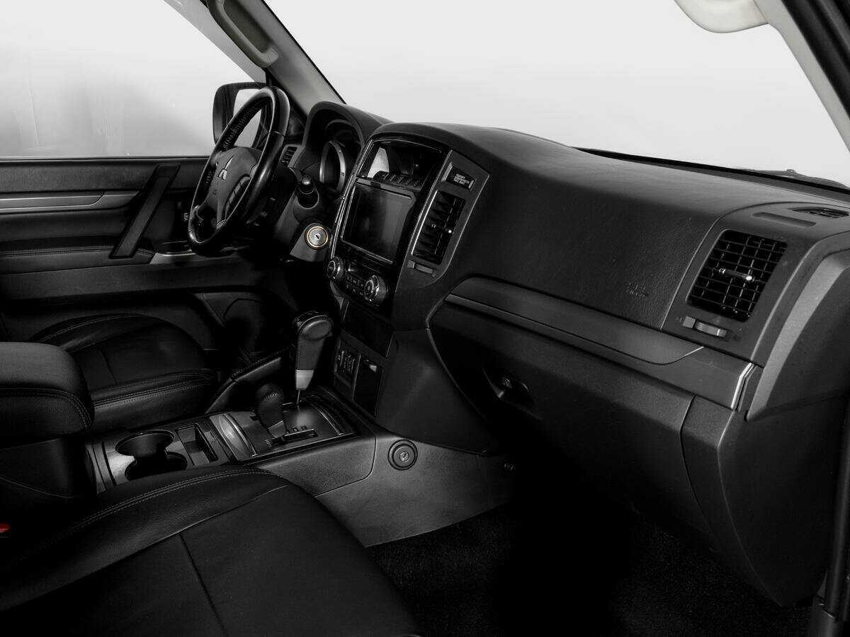 Mitsubishi Pajero с пробегом — 2017 год. Фото: #8