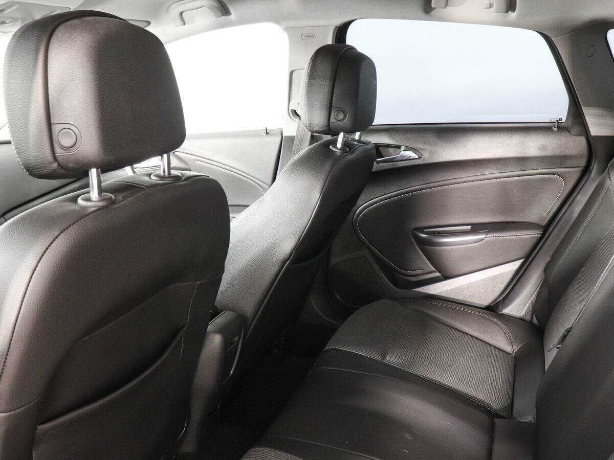 Opel Astra с пробегом — 2012 год. Фото: #11