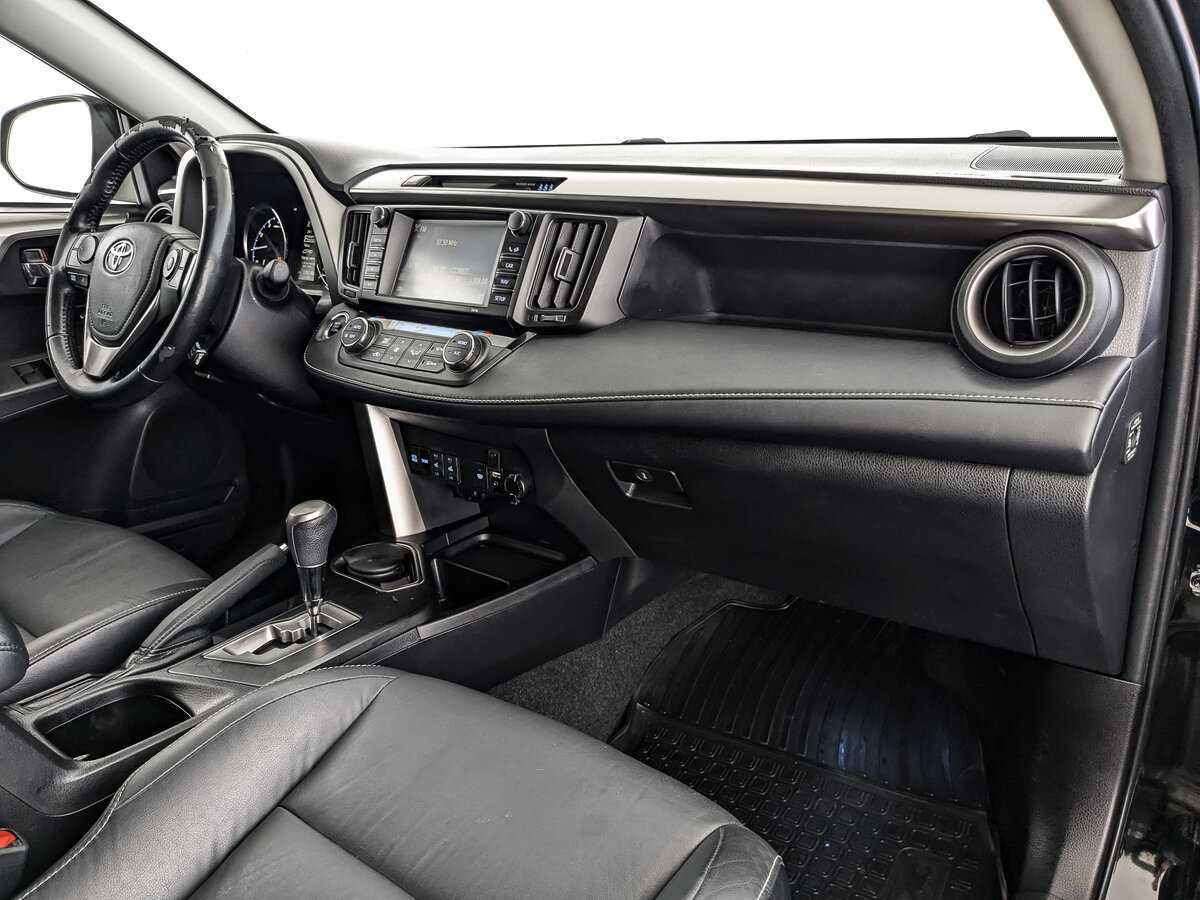 Toyota RAV4 с пробегом — 2017 год. Фото: #8