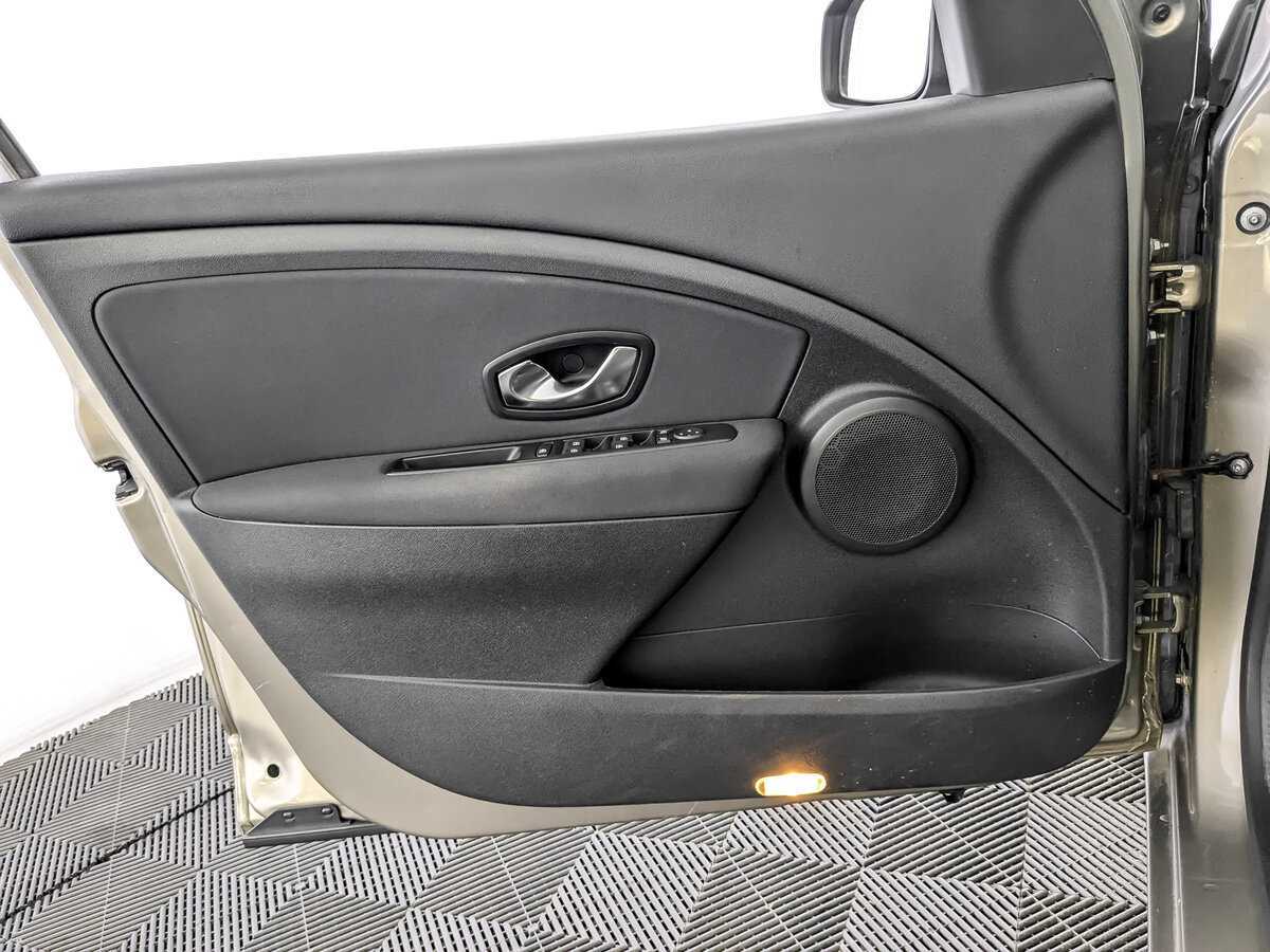 Renault Fluence с пробегом — 2012 год. Фото: #14