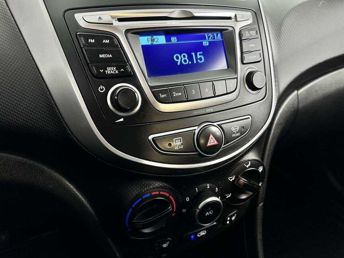 Hyundai Solaris с пробегом — 2015 год. Фото: #11