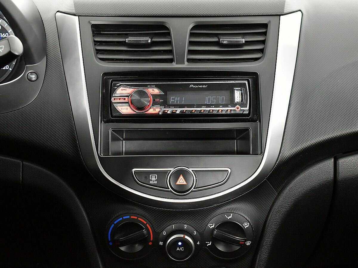 Hyundai Solaris с пробегом — 2014 год. Фото: #12